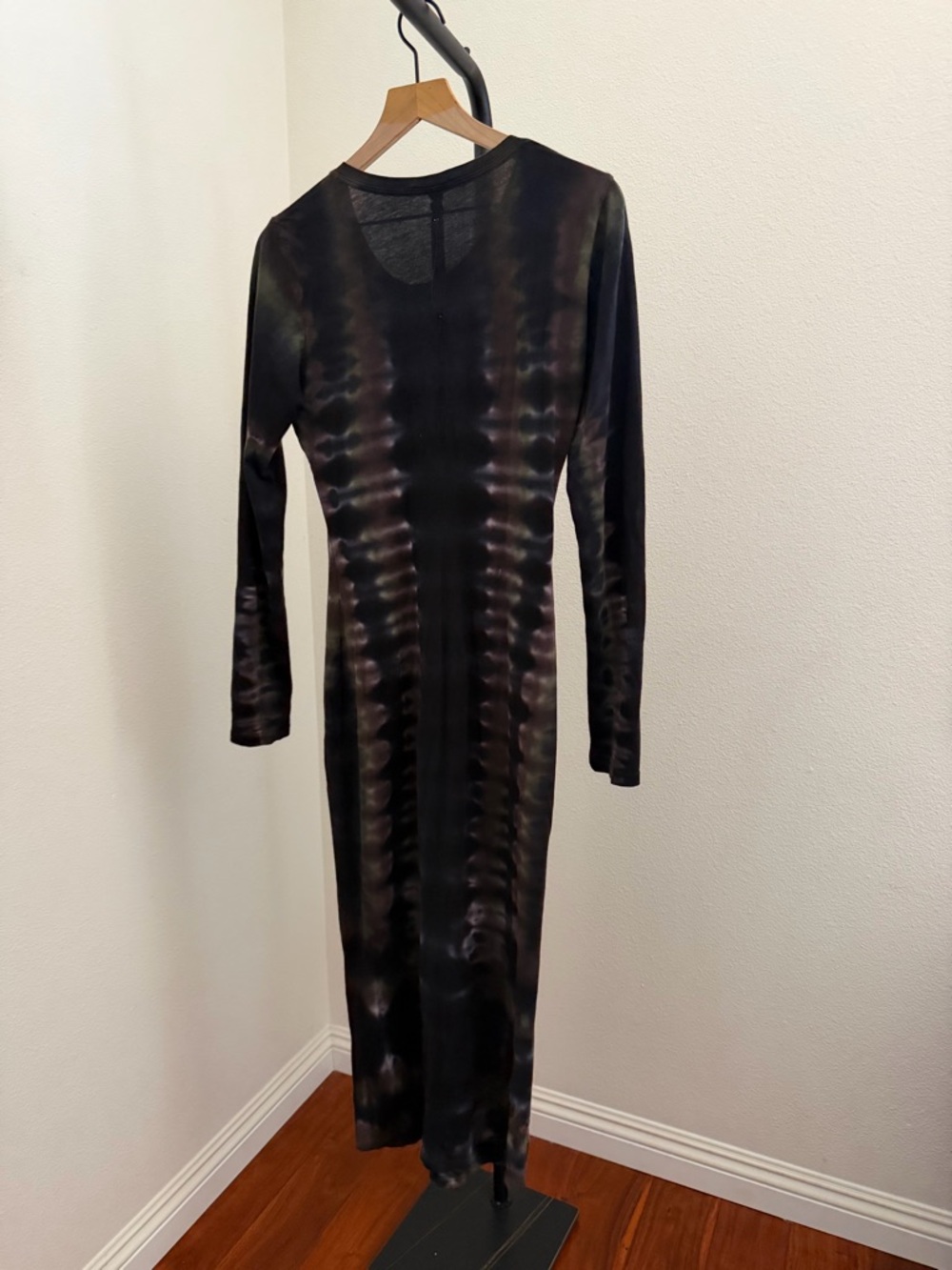 Raquel Allegra Long-Sleeve Tie-Dye Midi Dress in Purple and Gray - Picture 5 of 8